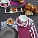 Les De L'ile לינה וארוחת בוקר